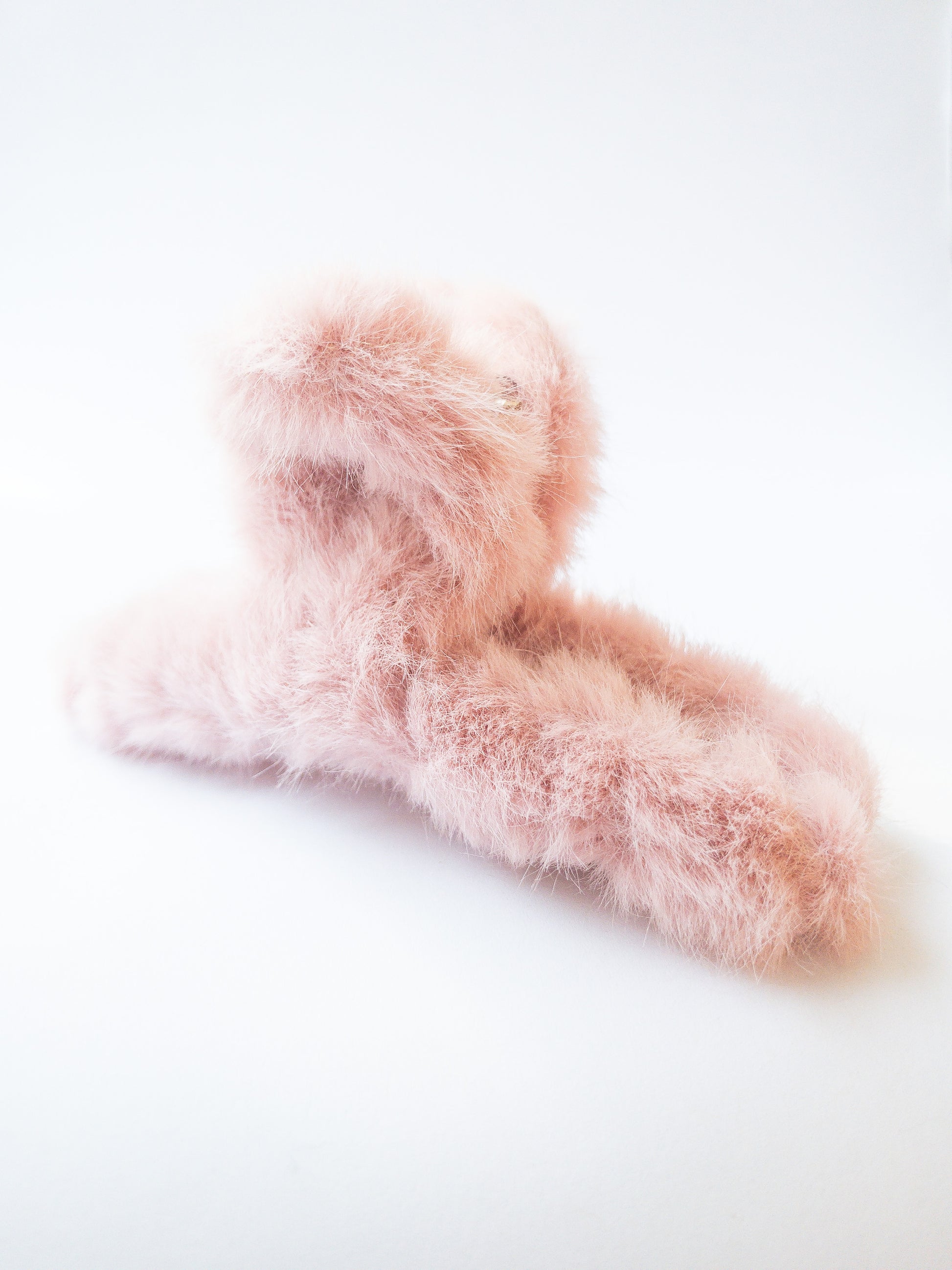Just pure softness in a hair claw. Each transparent loop hair claw is wrapped in a furry soft pink fabric for those easy to grab, messy hair days.
