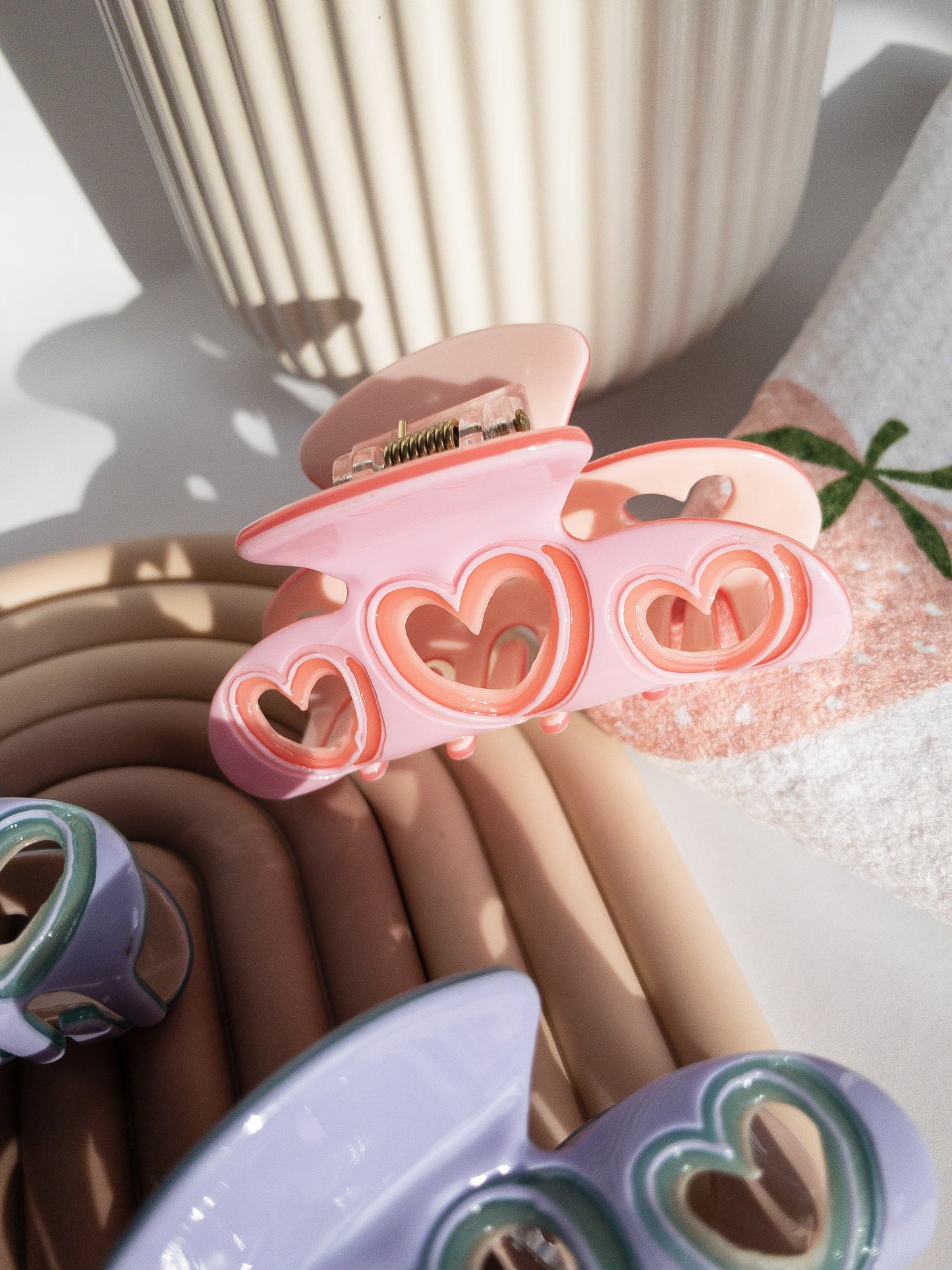 The hair claw clip for the sweethearts. The perfect medium size for half up hairstyles, strong and durable. Your hair is highlighted by the cut out hearts on each side. A beautiful sweet tart sugar pink color with a darker pink outline throughout. 