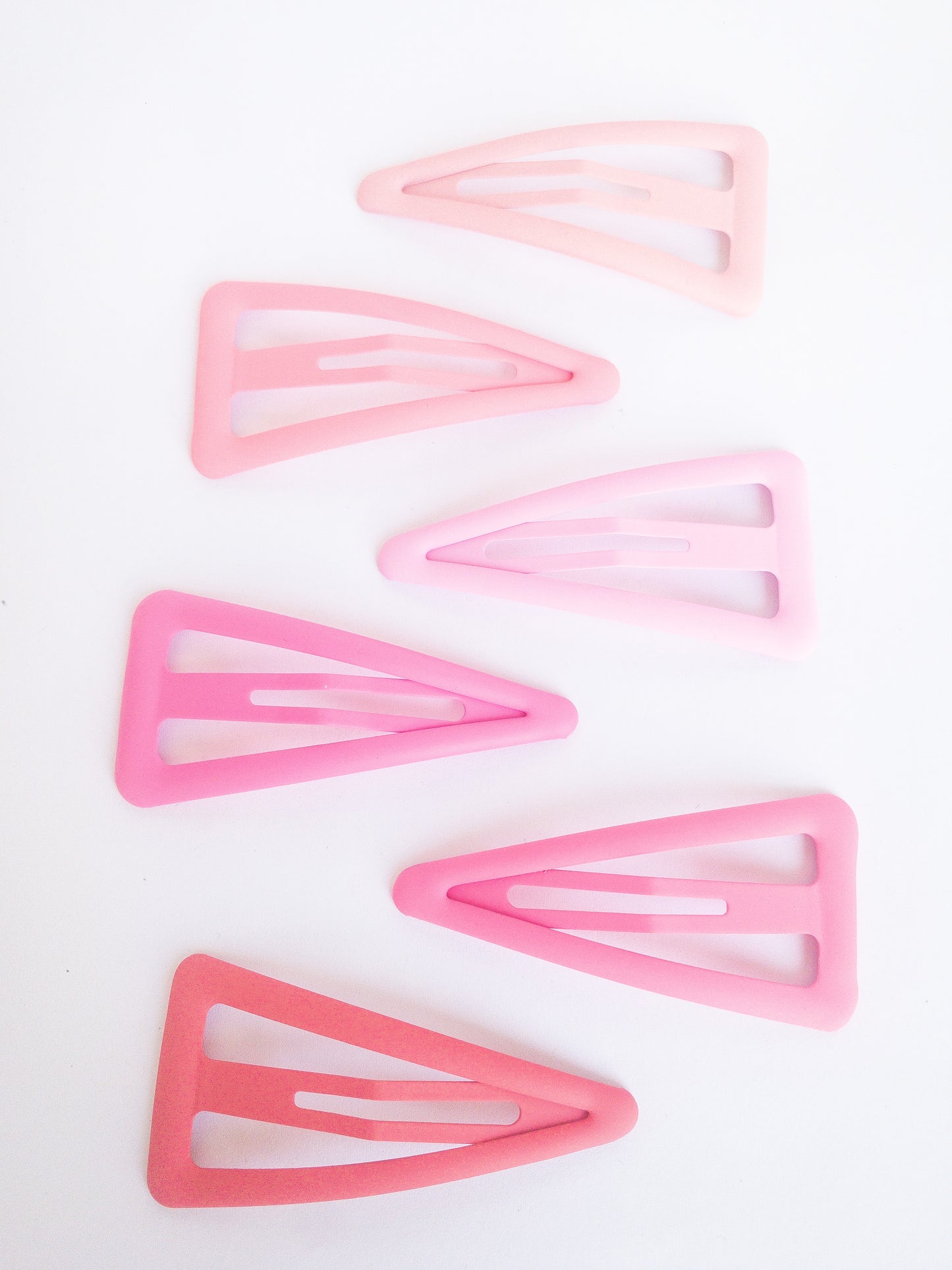 These large triangle snap clips are a fan favorite! With an ombre color palette fading from darker to lighter shades, you can mix them up and wear them together or choose your favorite of the day. Larger than your usual snap clip, these are sure to make a statement and hold your hair firm.