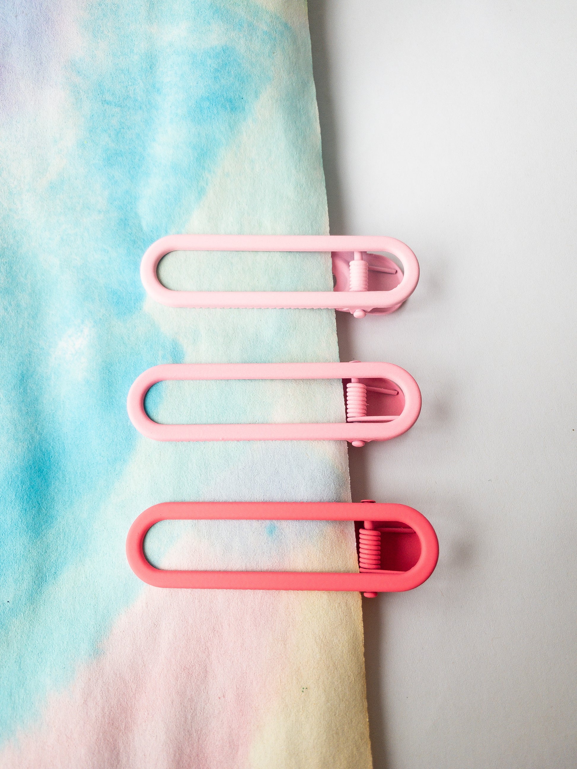 Three oval hair clips in an ombre pairing of colors. Each barrette is matte and an alligator clip with a strong grip. Choose from 3 different, pretty color variations!