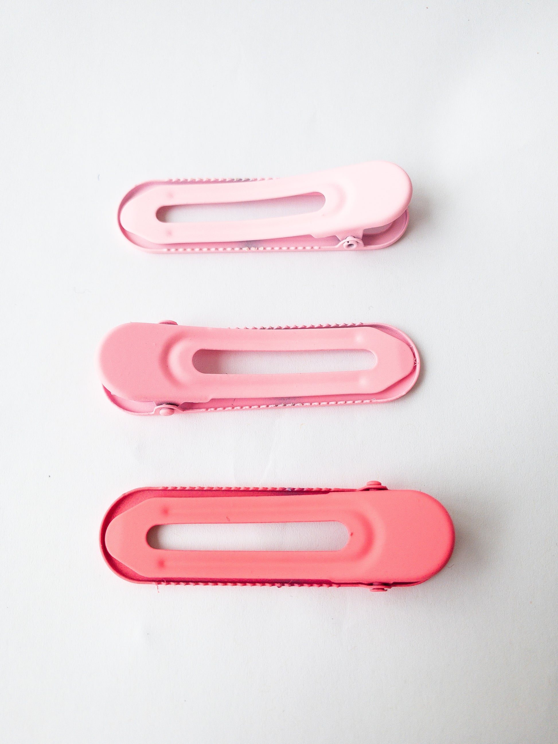 Three oval hair clips in an ombre pairing of colors. Each barrette is matte and an alligator clip with a strong grip. Choose from 3 different, pretty color variations!
