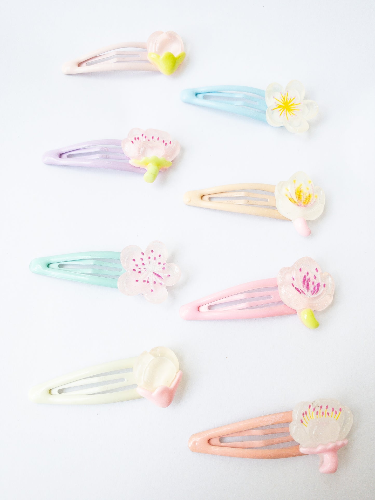 A set of 8 soft and beautiful glittery flowers! Each colorful, painted snap clip has a flower charm attached to it and are so easy to clip o