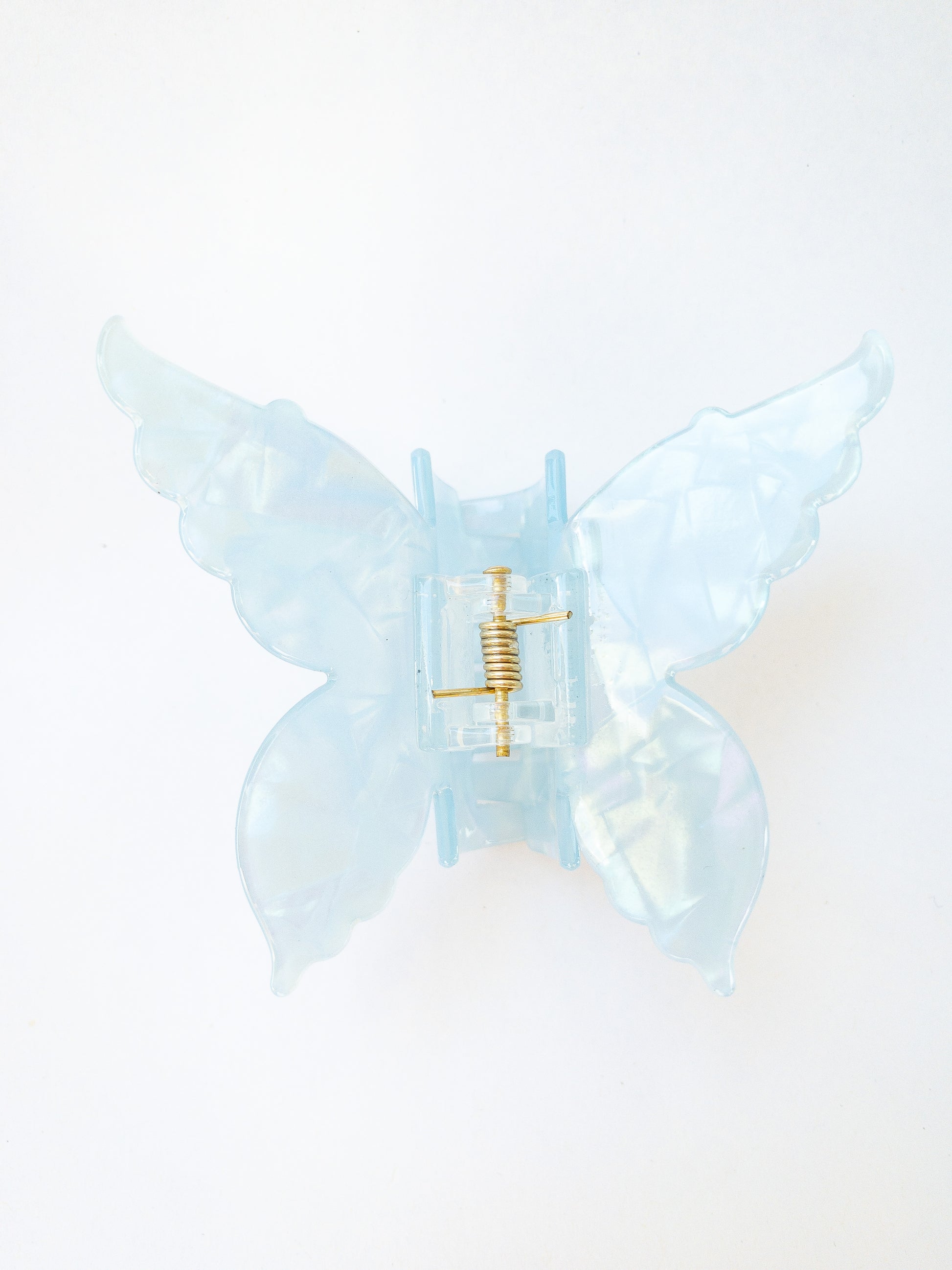 A shimmery, opalescent capri blue butterfly hair claw that glimmers in the light. This medium hair claw has detailed butterfly wings and has beautiful flecks of purple, green and yellow throughout. A gorgeous hair claw clip!
