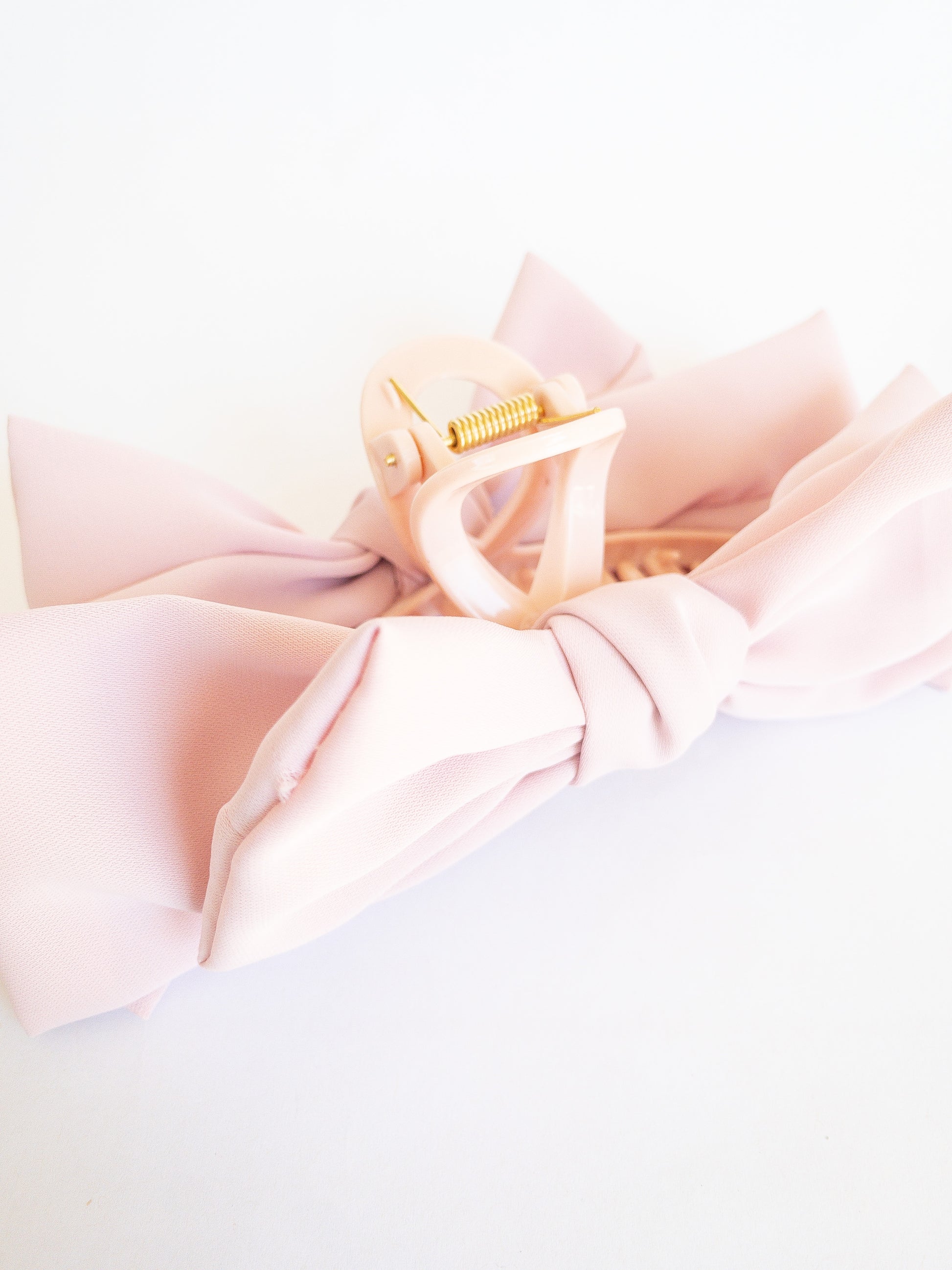 Put a bow on you, you're a gift!  This jumbo bow hair claw in a soft blush pink is for those girly days. When you want to frame your face with little wispy bangs and secure it with a pretty bow.
