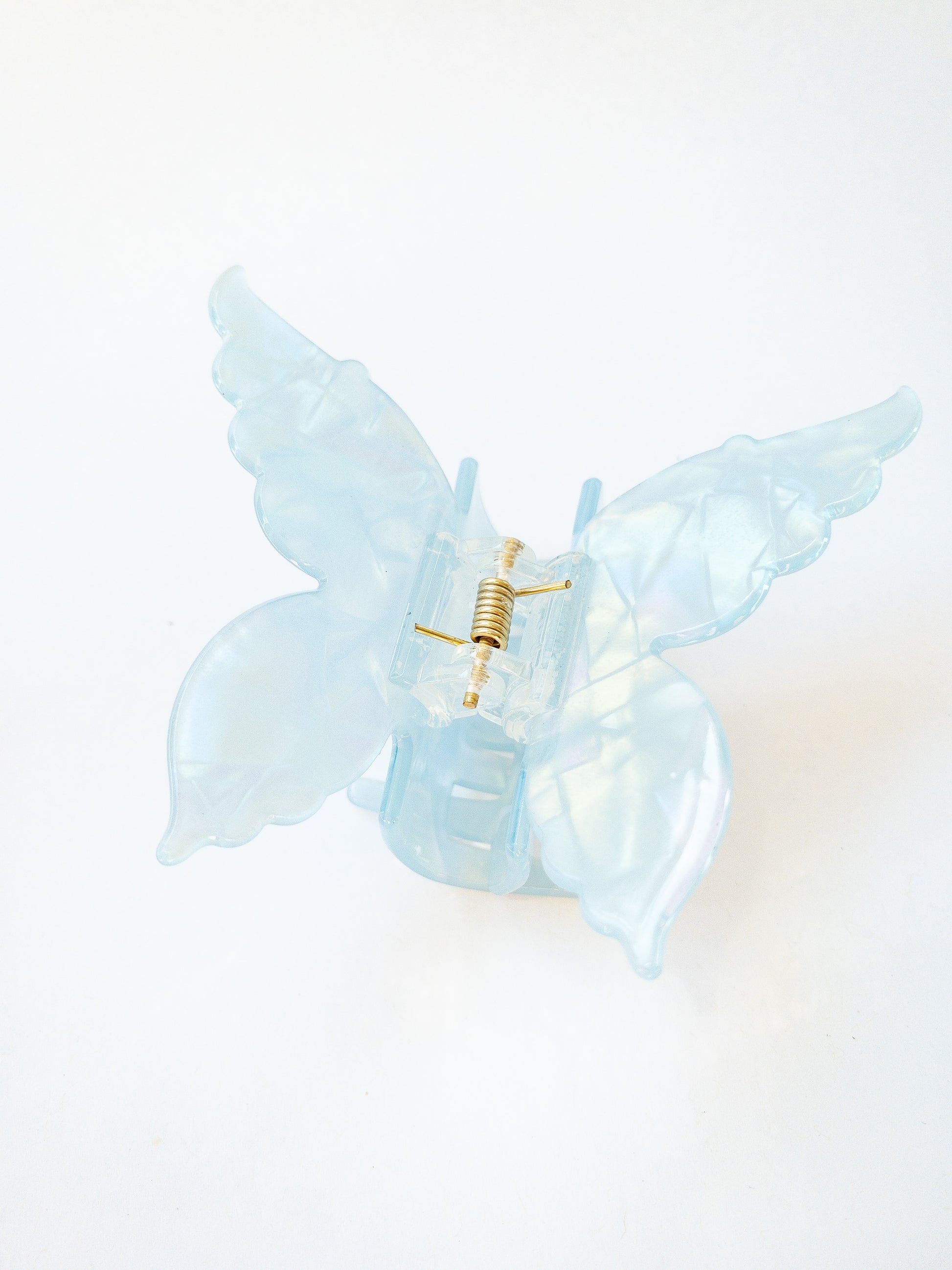 A shimmery, opalescent capri blue butterfly hair claw that glimmers in the light. This medium hair claw has detailed butterfly wings and has beautiful flecks of purple, green and yellow throughout. A gorgeous hair claw clip!