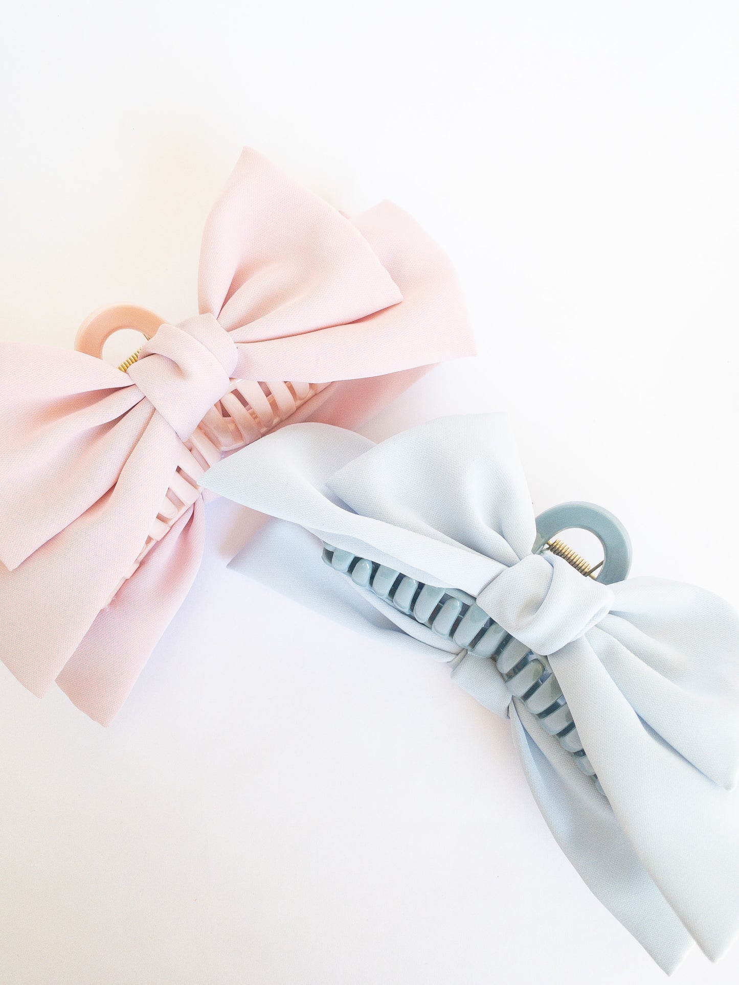 Put a bow on you, you're a gift!  This jumbo bow hair claw in a soft sky blue is for those girly days. When you want to frame your face with little wispy bangs and secure it with a pretty bow.
