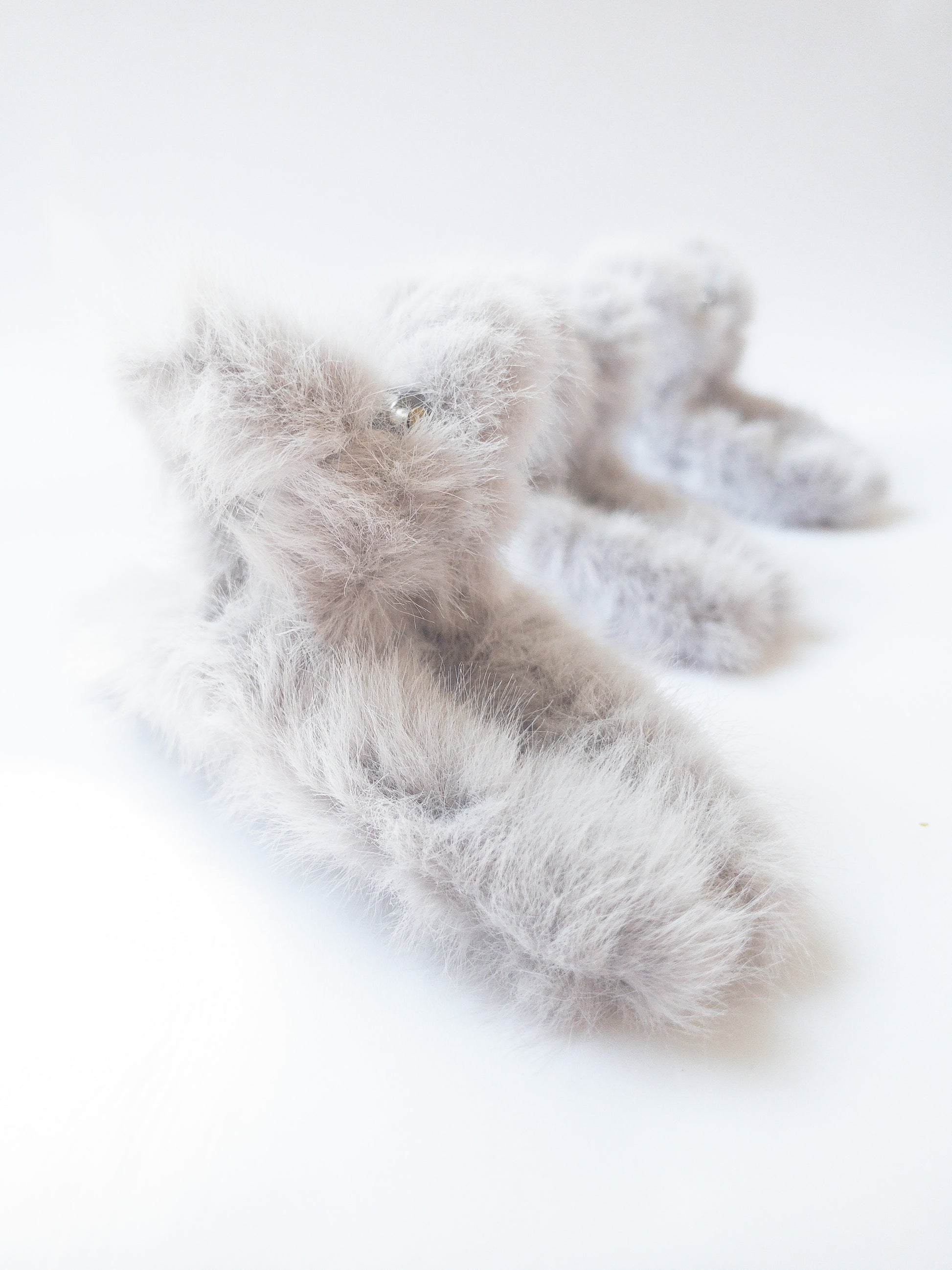 Just pure softness in a hair claw. Each transparent loop hair claw is wrapped in a furry soft light blue gray fabric for those easy to grab, messy hair days.