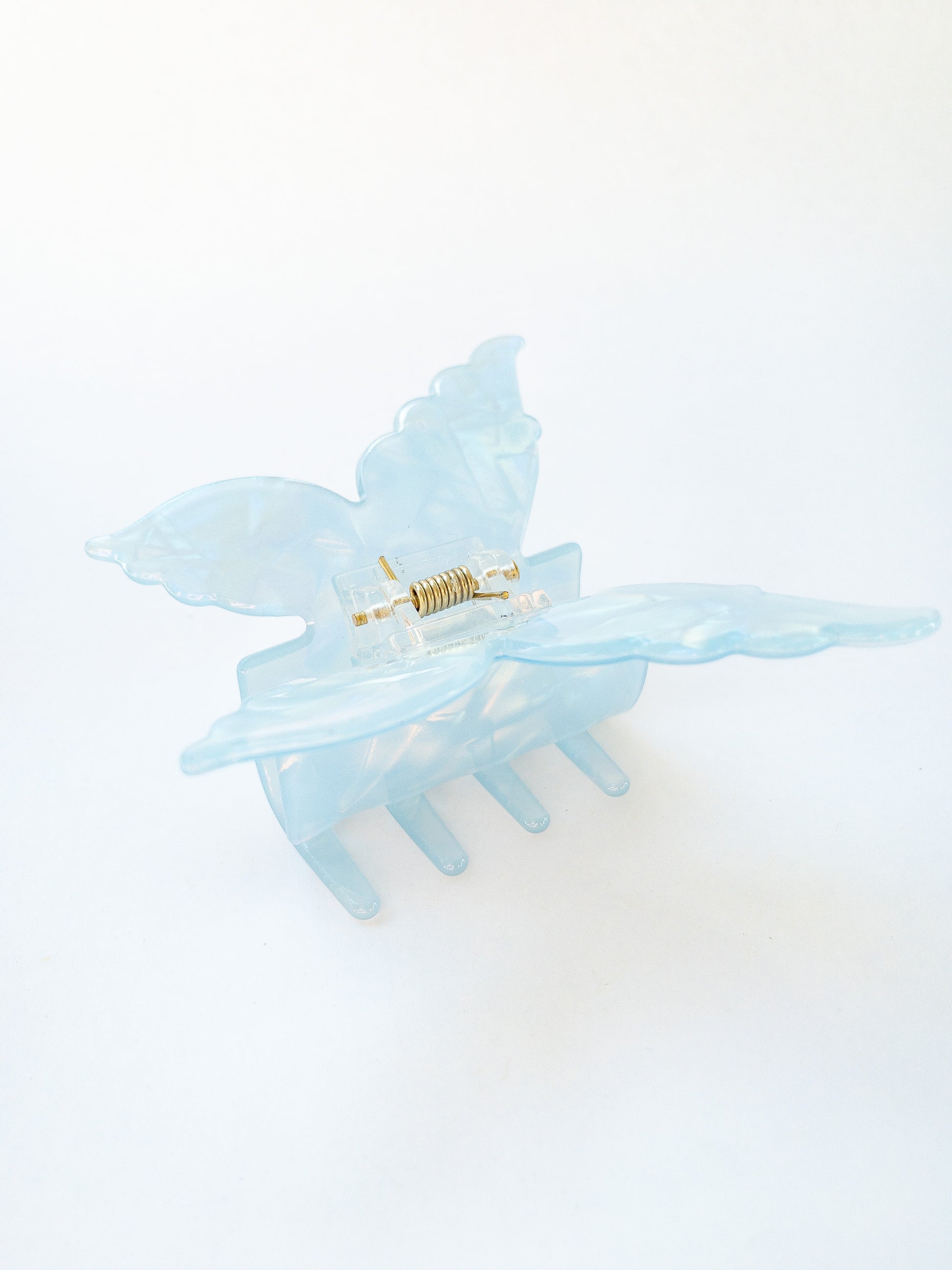 A shimmery, opalescent capri blue butterfly hair claw that glimmers in the light. This medium hair claw has detailed butterfly wings and has beautiful flecks of purple, green and yellow throughout. A gorgeous hair claw clip!