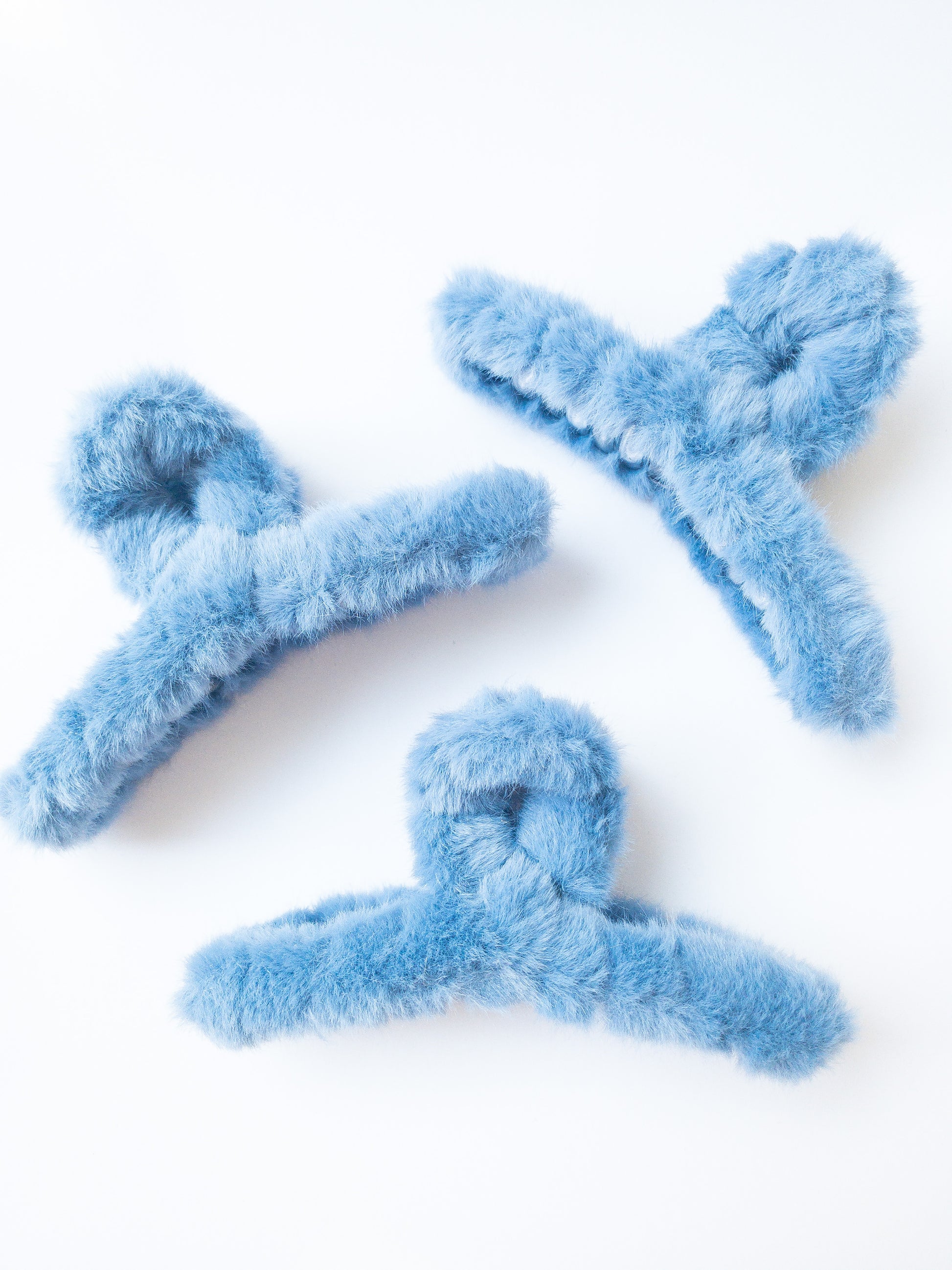 Just pure softness in a hair claw. Each transparent loop hair claw is wrapped in a furry soft blue fabric for those easy to grab, messy hair days.